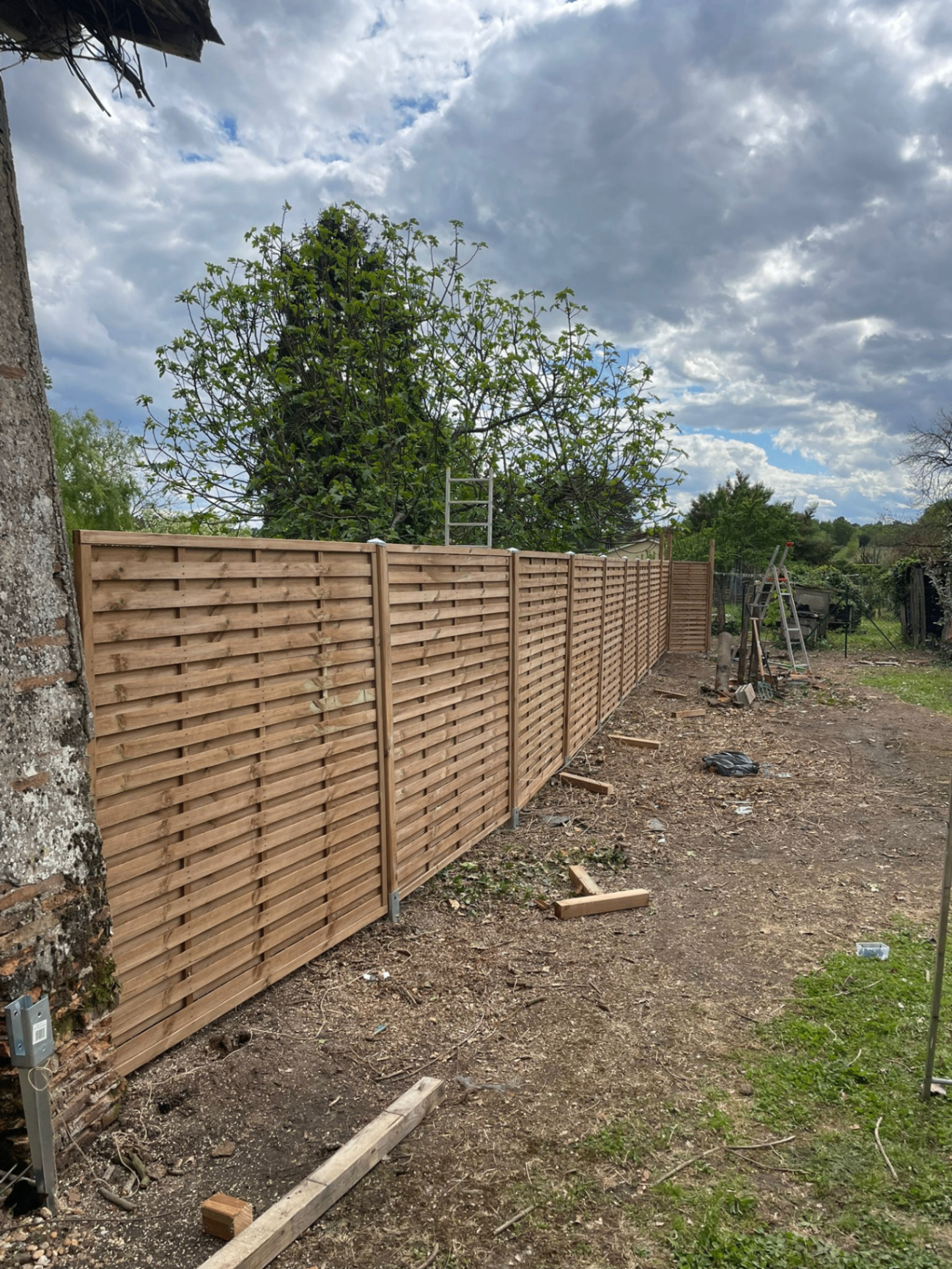 Clôture bois neuve posée le long d'une propriété